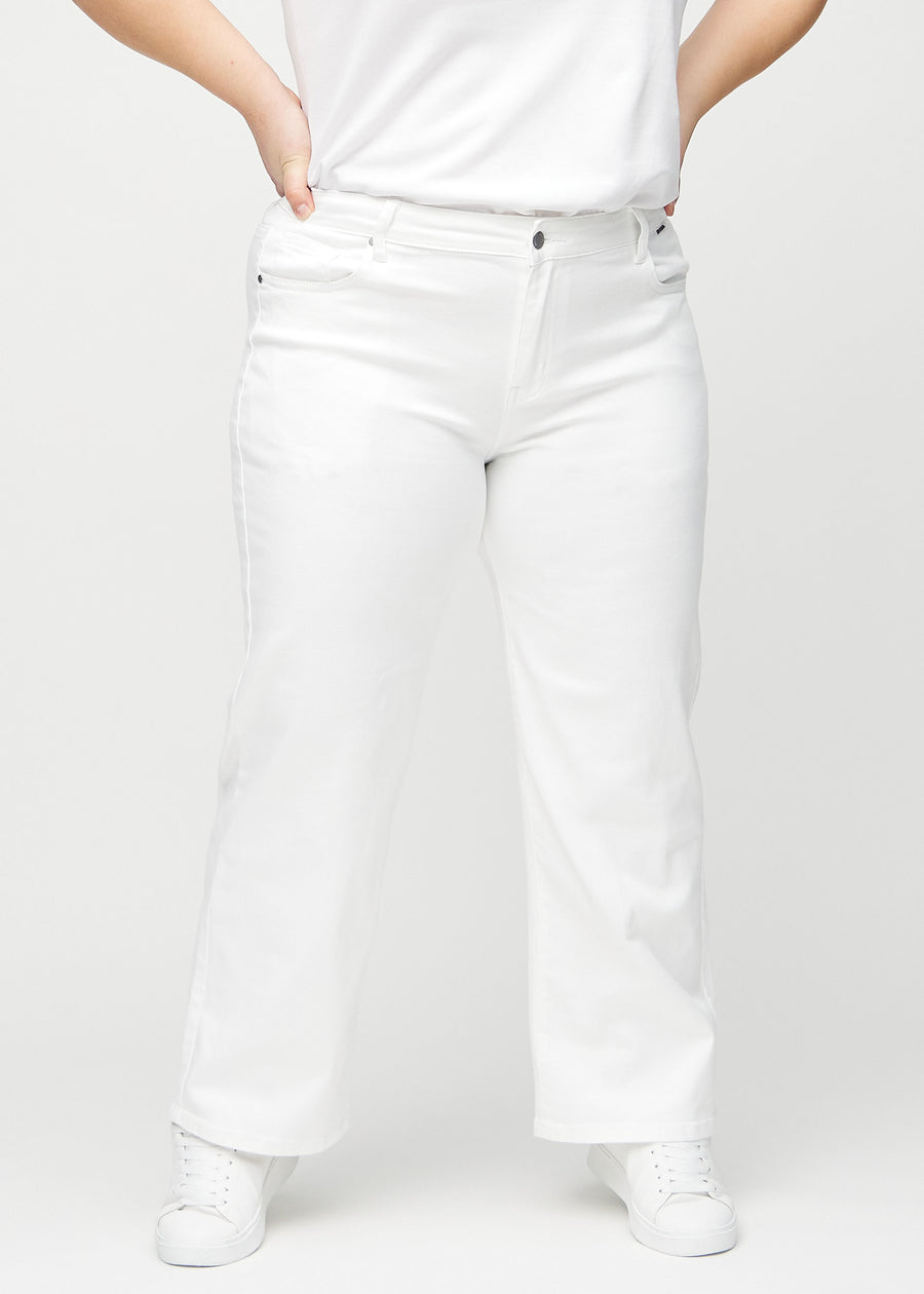 Weiße loose jeans, Modellname Marguerites, locker sitzend mit viel Weite in den Beinen an einem Plus-Size-Model, von vorne gesehen.