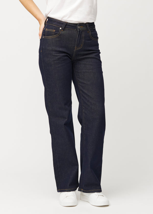 Tief dunkelblaue Denim jeans für Damen in der Farbe Midnights mit loose Passform, die an der Taille anliegt und locker über die Beine fällt, von vorne gesehen.
