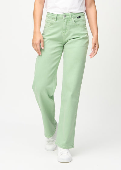 Loose-Jeans für Damen in Hellgrün, Farbe Mints. Vorderansicht an einem Model, locker geschnitten mit viel Platz an den Beinen.