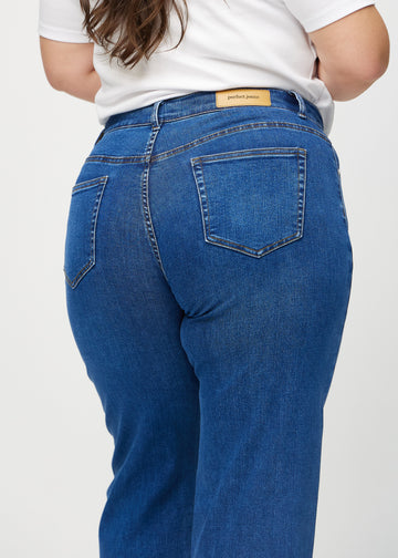 Loose-Jeans für Damen in Dunkelblau, Farbe Oceans. Nahaufnahme von hinten an einem Plus-Size-Model, um die Passform und Details zu zeigen.
