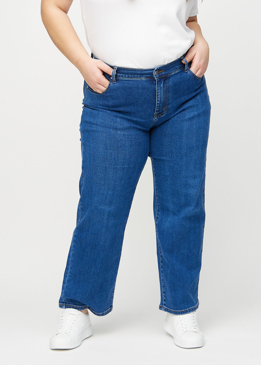 Loose-Jeans für Damen in Dunkelblau, Farbe Oceans. Vorderansicht an einem Plus-Size-Model, locker geschnitten mit viel Platz an den Beinen.