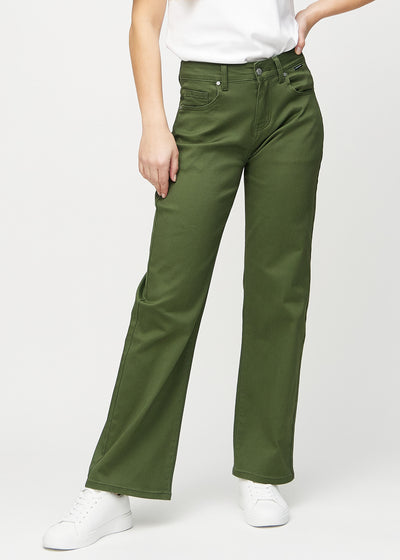 Loose-Jeans für Damen in Dunkelgrün, Farbe Renewals. Vorderansicht an einem Model, locker geschnitten mit viel Platz an den Beinen.
