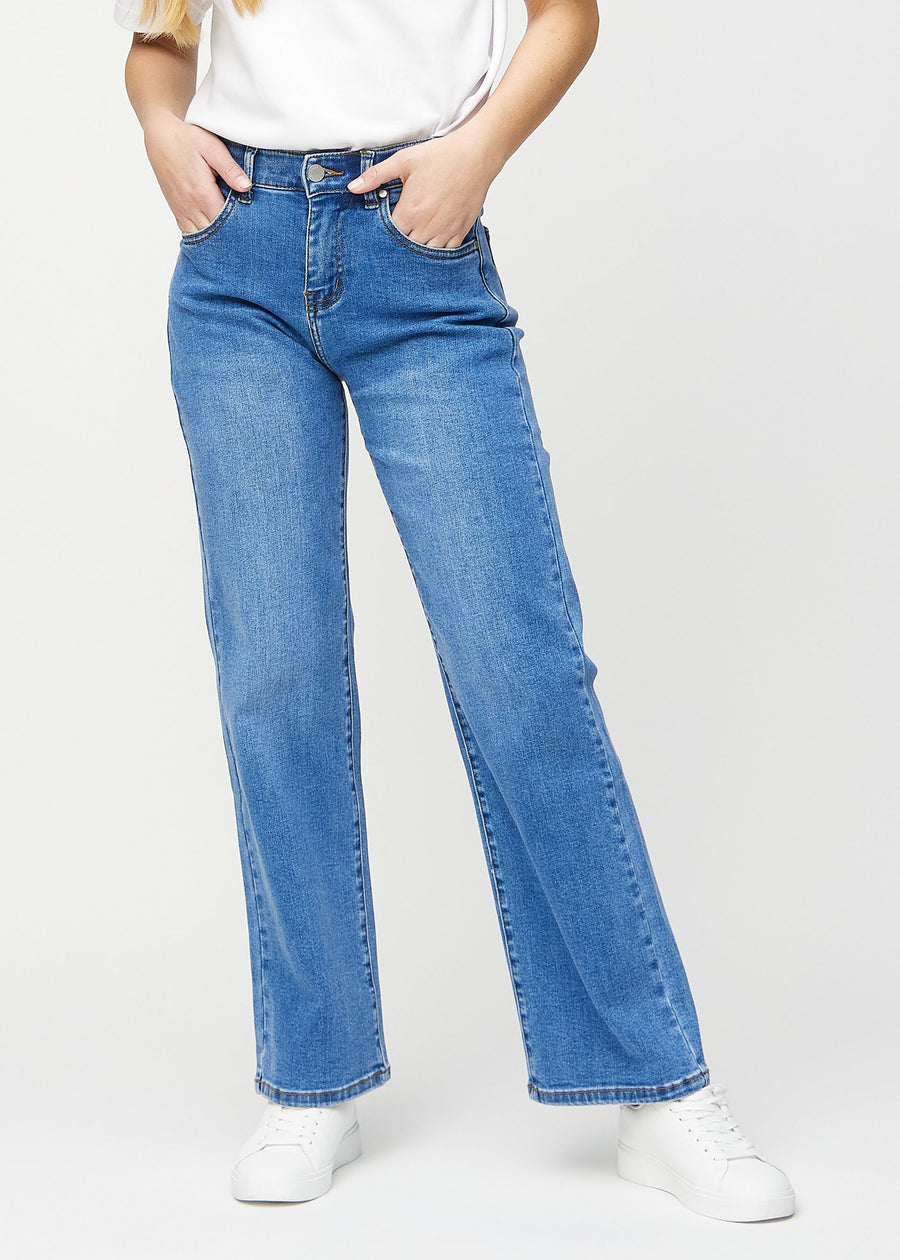 Loose-Jeans für Damen in Blau, Farbe Rivers. Vorderansicht an einem Model, locker geschnitten mit viel Platz an den Beinen.