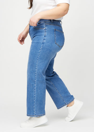 Loose-Jeans für Damen in Blau, Farbe Rivers. Seitenansicht an einem Plus-Size-Model, die weite Passform ist zu sehen.