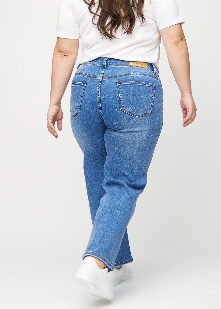 Loose-Jeans für Damen in Blau, Farbe Rivers. Rückansicht an einem Plus-Size-Model, die gesamte lockere Passform ist zu sehen.