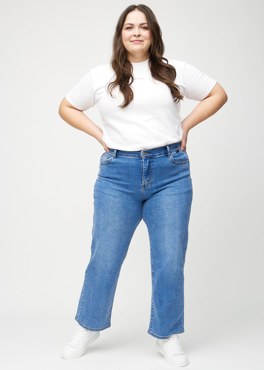 Loose-Jeans für Damen in Blau, Farbe Rivers. Ganzkörperansicht eines Plus-Size-Models in den locker geschnittenen Jeans.