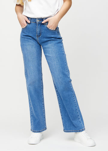 Loose-Jeans für Damen in Blau, Farbe Rivers. Vorderansicht an einem Model, locker geschnitten mit viel Platz an den Beinen.