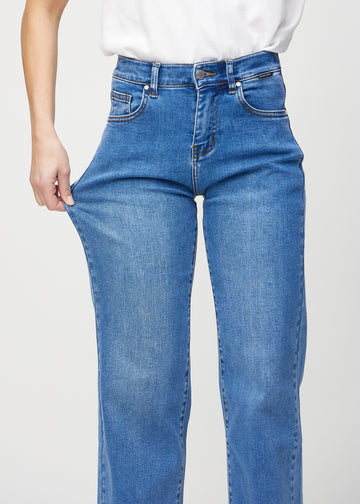 Loose-Jeans für Damen in Blau, Farbe Rivers. Ein Model dehnt den Jeansstoff am Oberschenkel, um den Stretch zu zeigen.