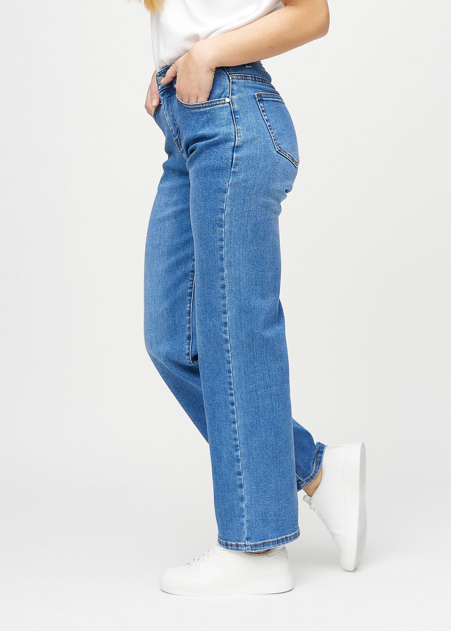 Loose-Jeans für Damen in Blau, Farbe Rivers. Seitenansicht an einem Model, die weite Passform ist zu sehen.