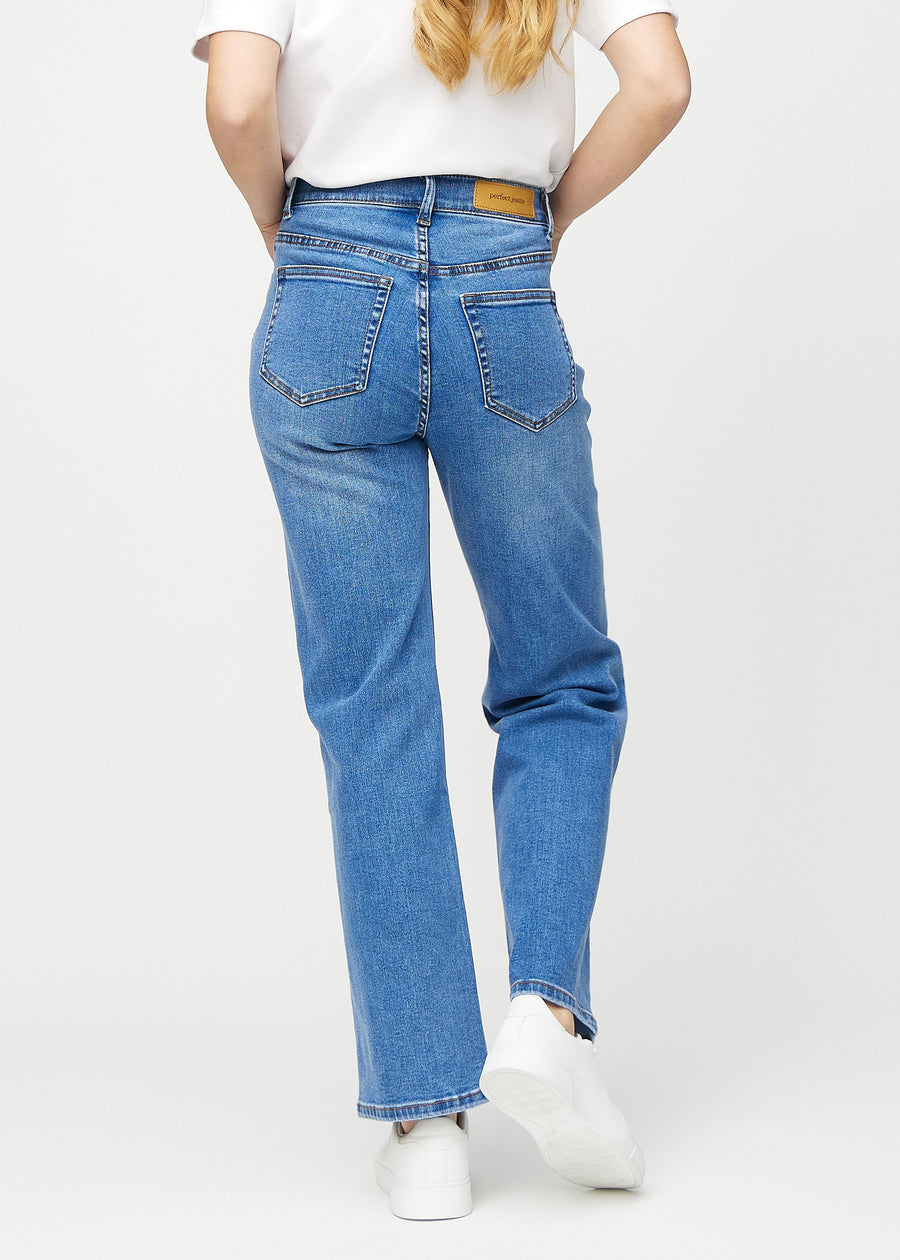 Loose-Jeans für Damen in Blau, Farbe Rivers. Rückansicht an einem Model, die gesamte lockere Passform ist zu sehen.