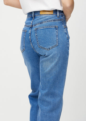 Loose-Jeans für Damen in Blau, Farbe Rivers. Nahaufnahme von hinten an einem Model, um die Passform und Details zu zeigen.