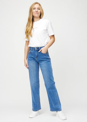 Loose-Jeans für Damen in Blau, Farbe Rivers. Ganzkörperansicht eines Models in den locker geschnittenen Jeans.