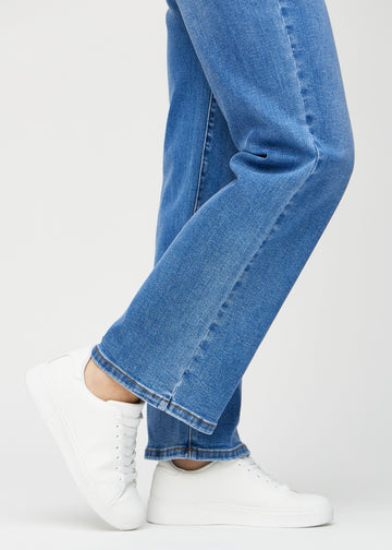 Loose-Jeans für Damen in Blau, Farbe Rivers. Nahaufnahme an den Knöcheln eines Models, um die weiten Beinabschlüsse zu zeigen.