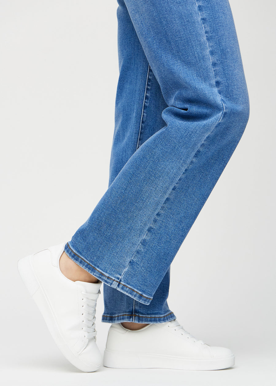 Loose-Jeans für Damen in Blau, Farbe Rivers. Nahaufnahme an den Knöcheln eines Models, um die weiten Beinabschlüsse zu zeigen.
