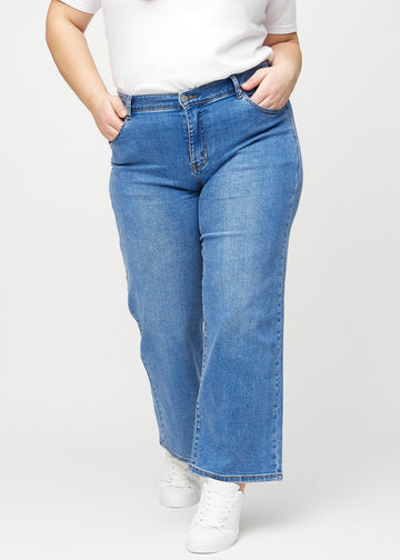 Loose-Jeans für Damen in Blau, Farbe Rivers. Vorderansicht an einem Plus-Size-Model, locker geschnitten mit viel Platz an den Beinen.