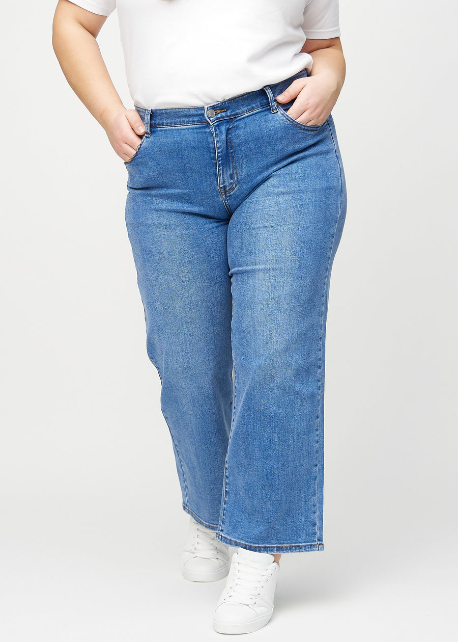 Loose-Jeans für Damen in Blau, Farbe Rivers. Vorderansicht an einem Plus-Size-Model, locker geschnitten mit viel Platz an den Beinen.