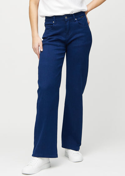 Dunkelblaue loose jeans, Modellname Royals, locker sitzend mit viel Weite in den Beinen, von vorn gesehen.