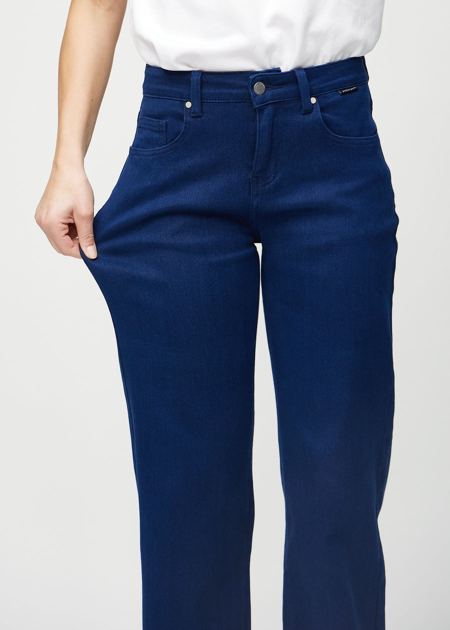 Das Model zieht die Jeans am Oberschenkel auseinander, um den Stretch zu zeigen.