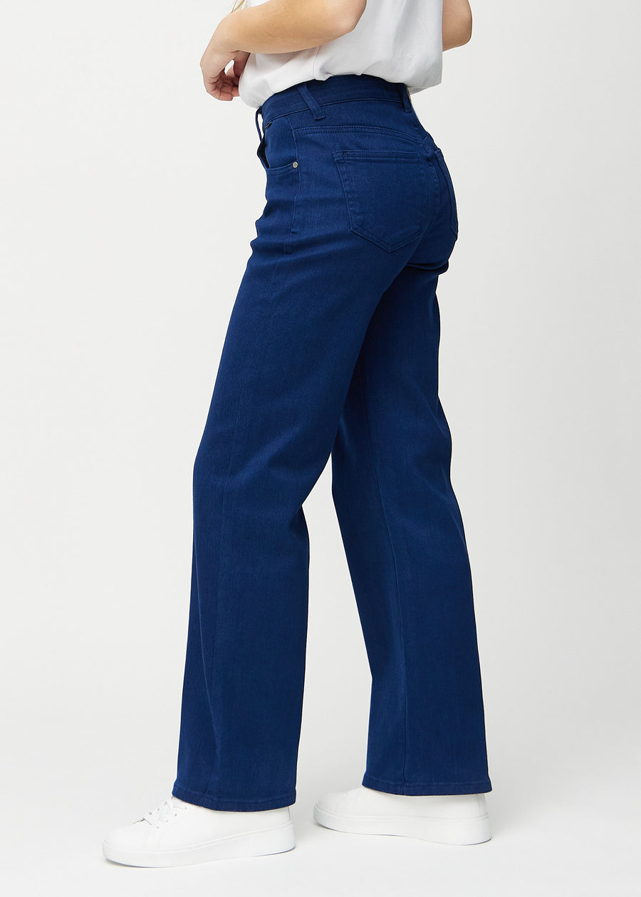 Dunkelblaue loose jeans von der Seite am Model gesehen.