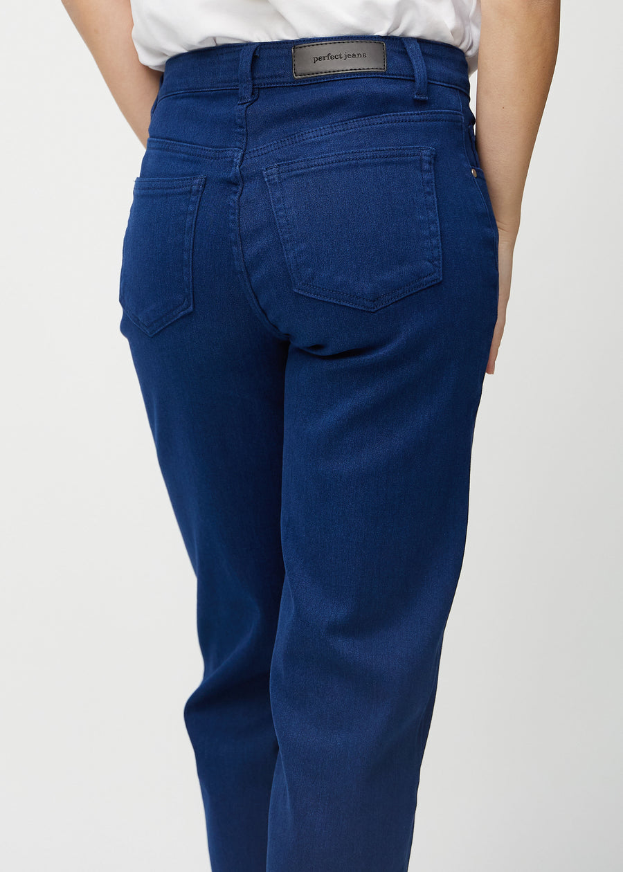 Dunkelblaue loose jeans von hinten in Nahaufnahme, um Details zu zeigen.