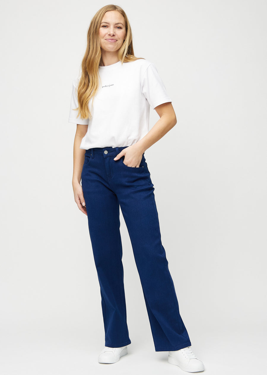 Ganzkörperbild eines Models in dunkelblauen loose jeans.