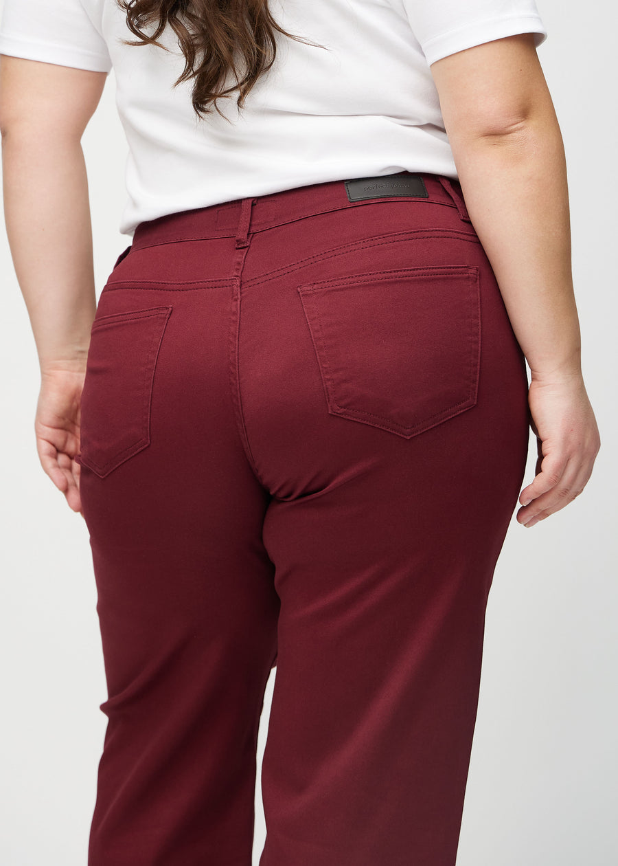 Loose-Jeans für Damen in Dunkelrot, Farbe Santas. Nahaufnahme von hinten an einem Plus-Size-Model, um die Passform und Details zu zeigen.