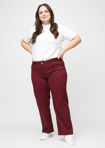 Loose-Jeans für Damen in Dunkelrot, Farbe Santas. Ganzkörperansicht eines Plus-Size-Models in den locker geschnittenen Jeans.