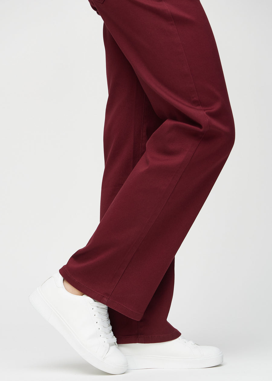 Loose-Jeans für Damen in Dunkelrot, Farbe Santas. Nahaufnahme an den Knöcheln eines Models, um die weiten Beinabschlüsse zu zeigen.