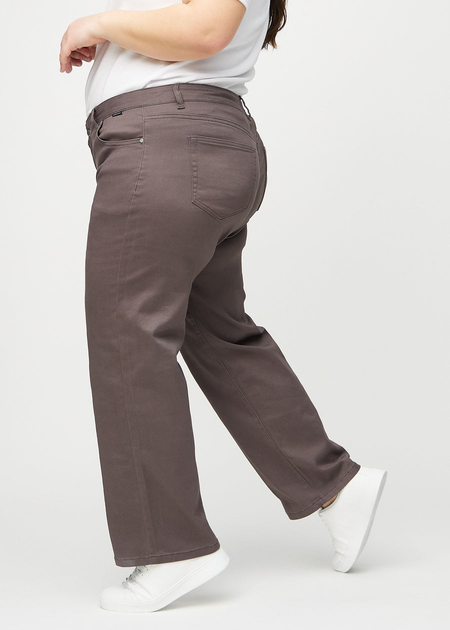 Loose-Jeans für Damen in Graubraun, Farbe Thunders. Seitenansicht an einem Plus-Size-Model, die weite Passform ist zu sehen.