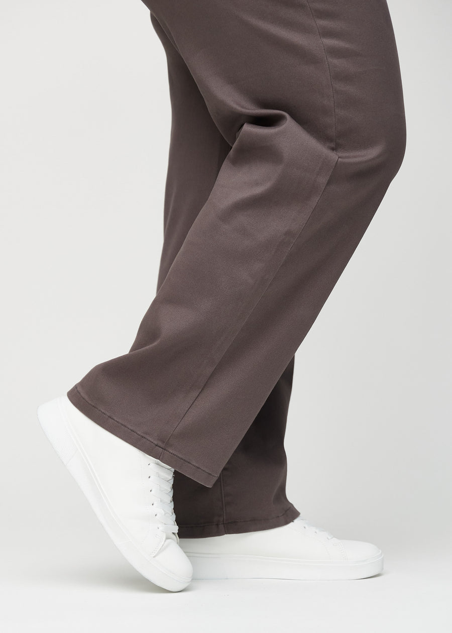 Loose-Jeans für Damen in Graubraun, Farbe Thunders. Nahaufnahme an den Knöcheln eines Plus-Size-Models, um die weiten Beinabschlüsse zu zeigen.