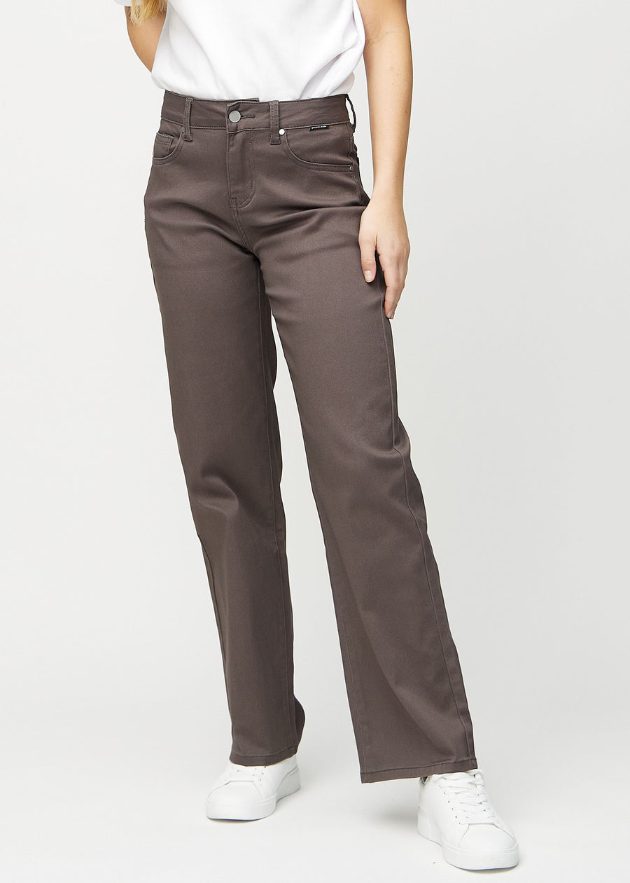 Loose-Jeans für Damen in Graubraun, Farbe Thunders. Vorderansicht an einem Model, locker geschnitten mit viel Platz an den Beinen.