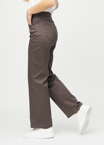 Loose-Jeans für Damen in Graubraun, Farbe Thunders. Seitenansicht an einem Model, die weite Passform ist zu sehen.