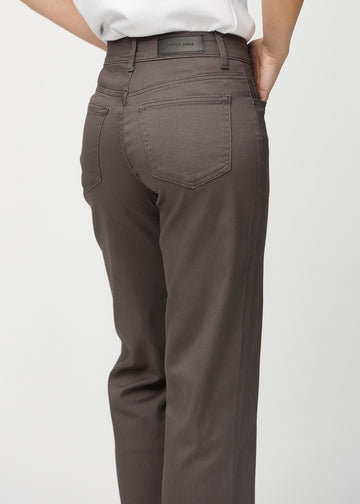 Loose-Jeans für Damen in Graubraun, Farbe Thunders. Nahaufnahme von hinten an einem Model, um die Passform und Details zu zeigen.