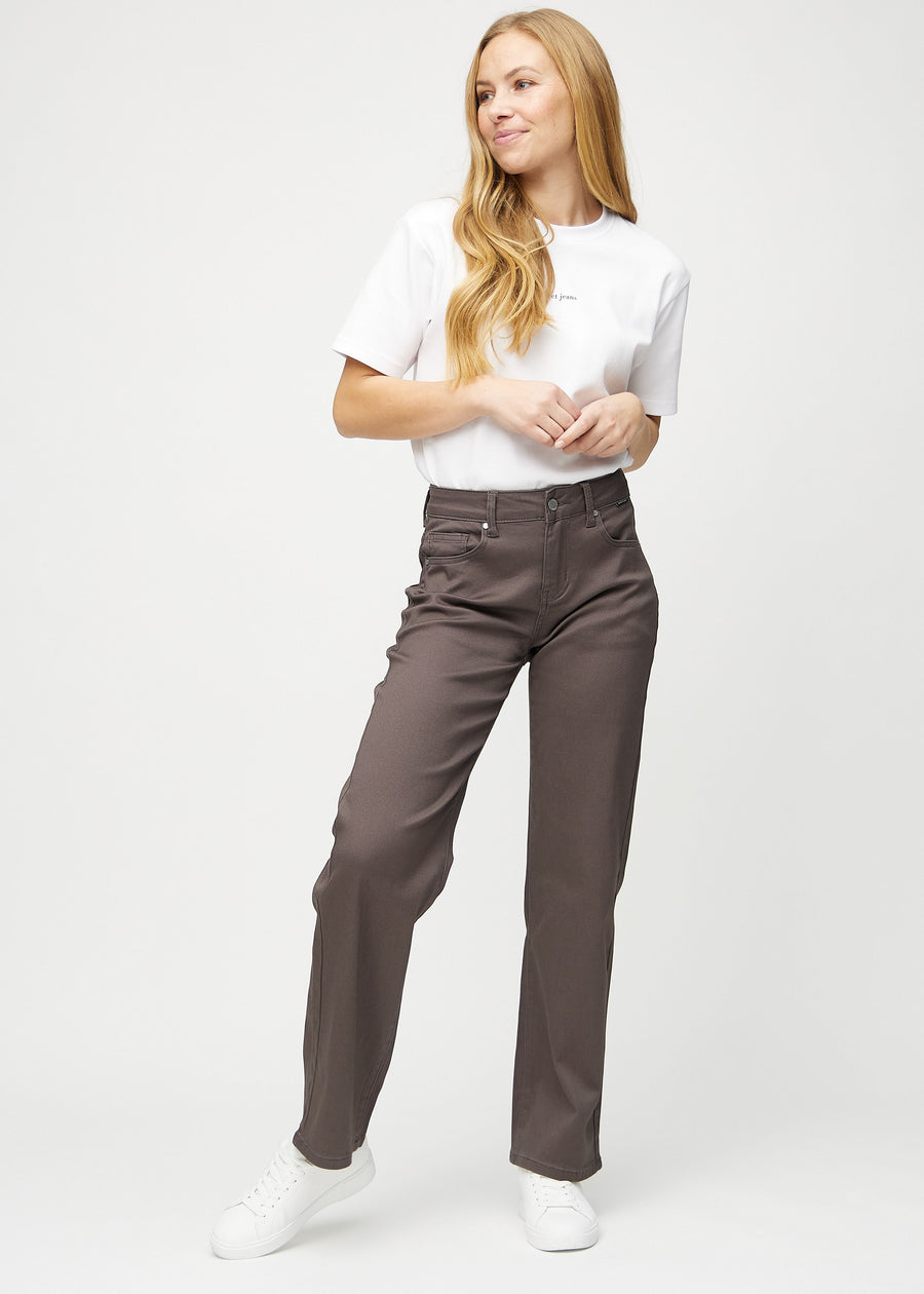 Loose-Jeans für Damen in Graubraun, Farbe Thunders. Ganzkörperansicht eines Models in den locker geschnittenen Jeans.