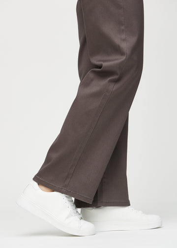 Loose-Jeans für Damen in Graubraun, Farbe Thunders. Nahaufnahme an den Knöcheln eines Models, um die weiten Beinabschlüsse zu zeigen.