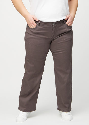 Loose-Jeans für Damen in Graubraun, Farbe Thunders. Vorderansicht an einem Plus-Size-Model, locker geschnitten mit viel Platz an den Beinen.
