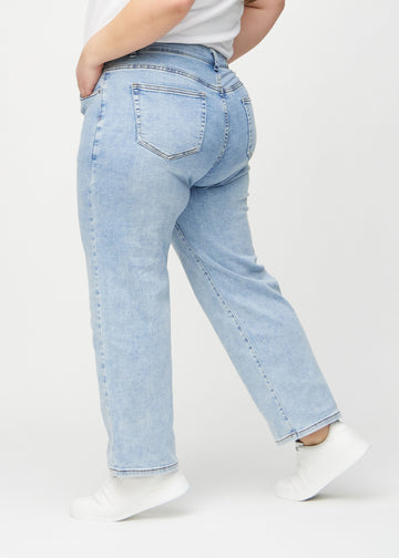 Loose-Jeans für Damen in Hellblau, Farbe Waves. Seitenansicht an einem Plus-Size-Model, die weite Passform ist zu sehen.