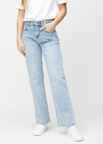 Loose-Jeans für Damen in Hellblau, Farbe Waves. Vorderansicht an einem Model, locker geschnitten mit viel Platz an den Beinen.