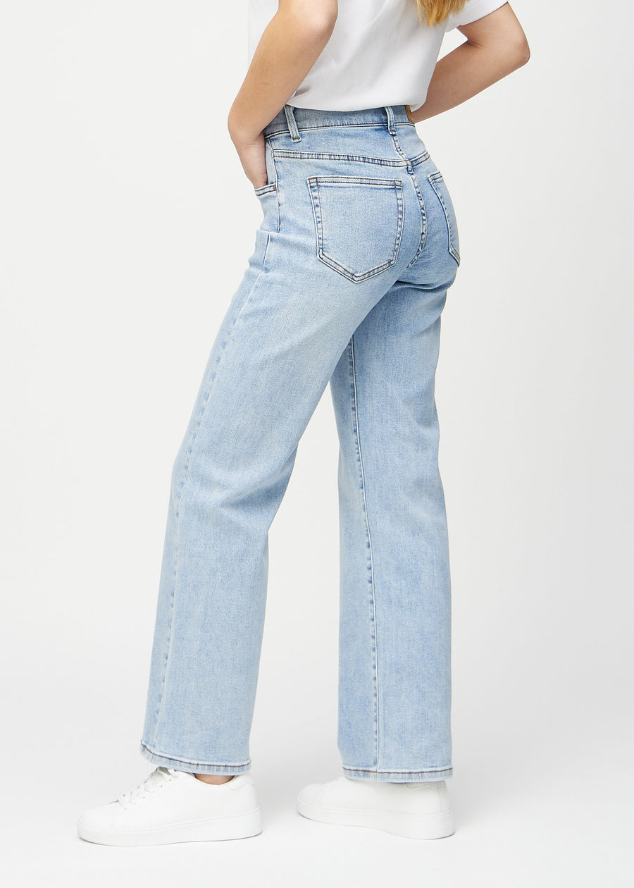 Loose-Jeans für Damen in Hellblau, Farbe Waves. Seitenansicht an einem Model, die weite Passform ist zu sehen.