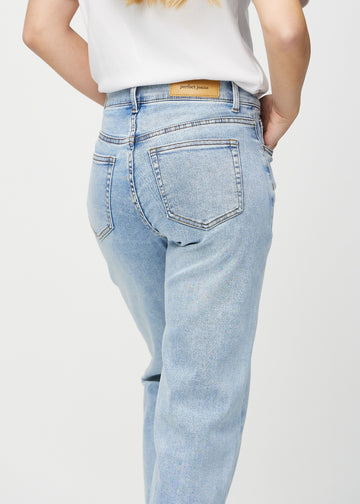Loose-Jeans für Damen in Hellblau, Farbe Waves. Nahaufnahme von hinten an einem Model, um die Passform und Details zu zeigen.
