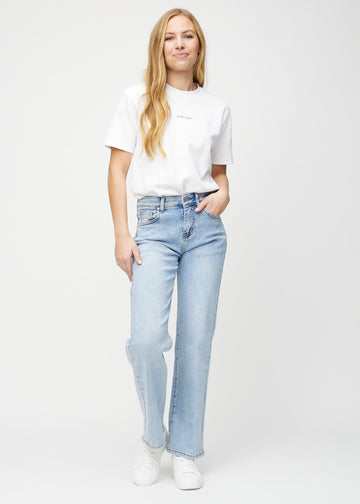 Loose-Jeans für Damen in Hellblau, Farbe Waves. Ganzkörperansicht eines Models in den locker geschnittenen Jeans.
