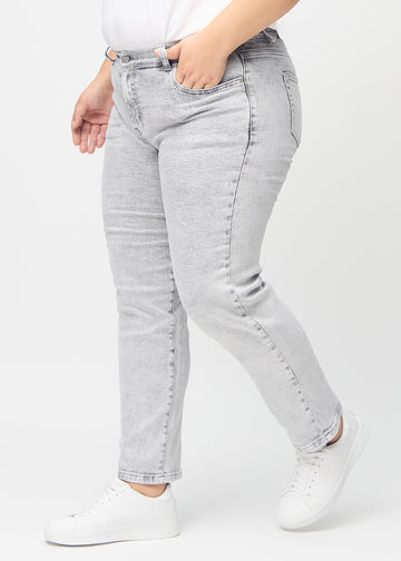 Regular-Jeans für Damen in Hellgrau, Farbe Ashes. Seitenansicht an einem Plus-Size-Model.