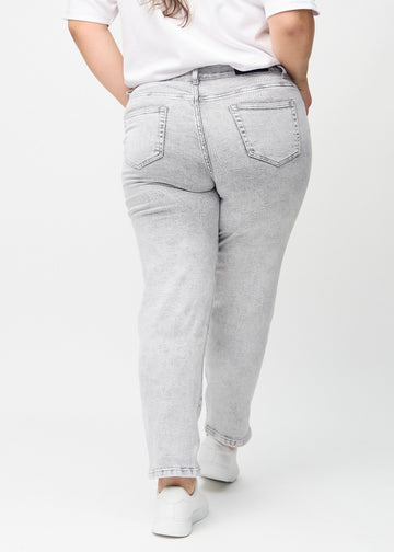 Regular-Jeans für Damen in Hellgrau, Farbe Ashes. Rückansicht an einem Plus-Size-Model, die gesamte Passform ist zu sehen.