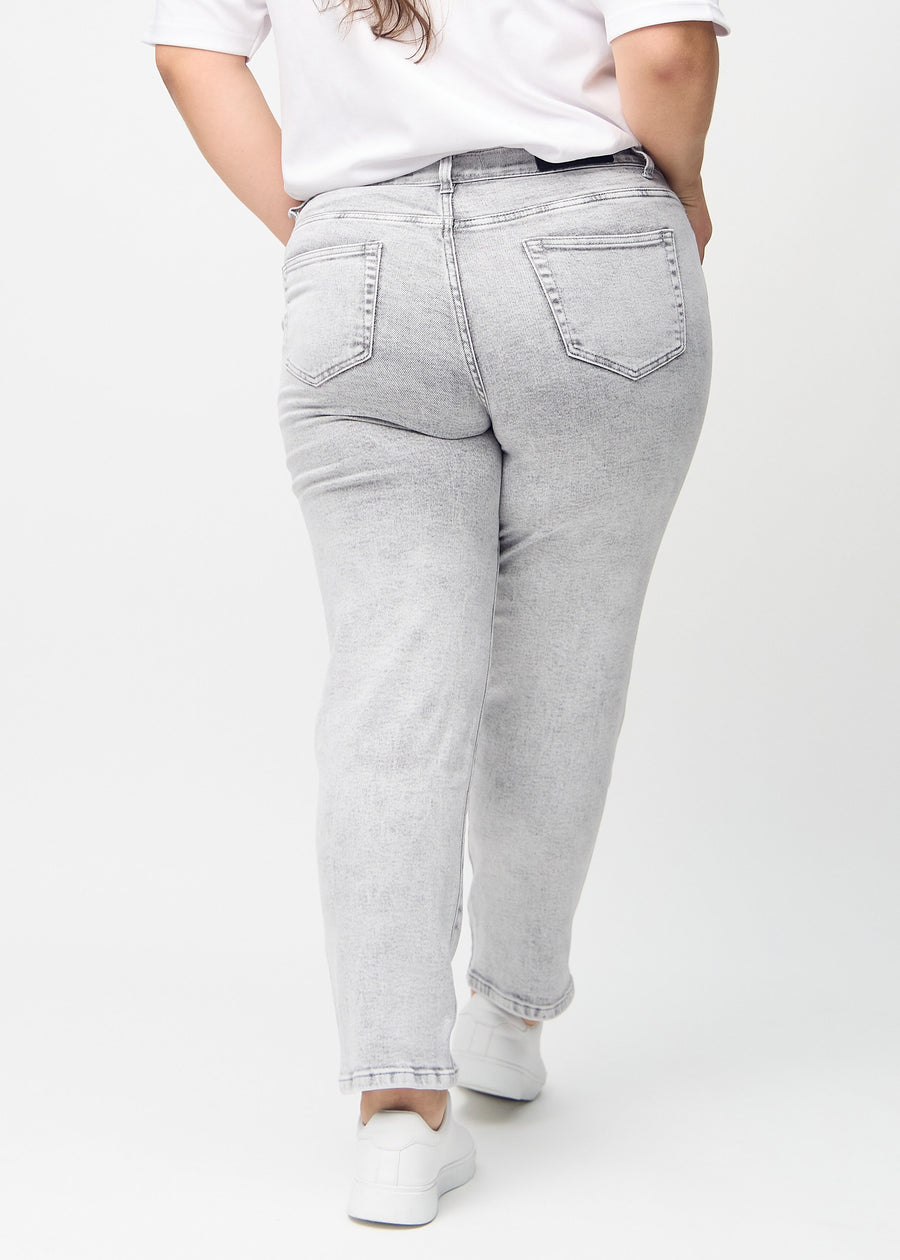 Regular-Jeans für Damen in Hellgrau, Farbe Ashes. Rückansicht an einem Plus-Size-Model, die gesamte Passform ist zu sehen.