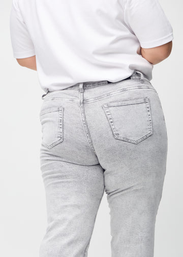 Regular-Jeans für Damen in Hellgrau, Farbe Ashes. Nahaufnahme von hinten an einem Plus-Size-Model, um Passform und Details zu zeigen.