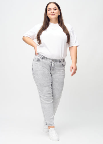 Regular-Jeans für Damen in Hellgrau, Farbe Ashes. Ganzkörperansicht eines Plus-Size-Models in diesen Jeans.