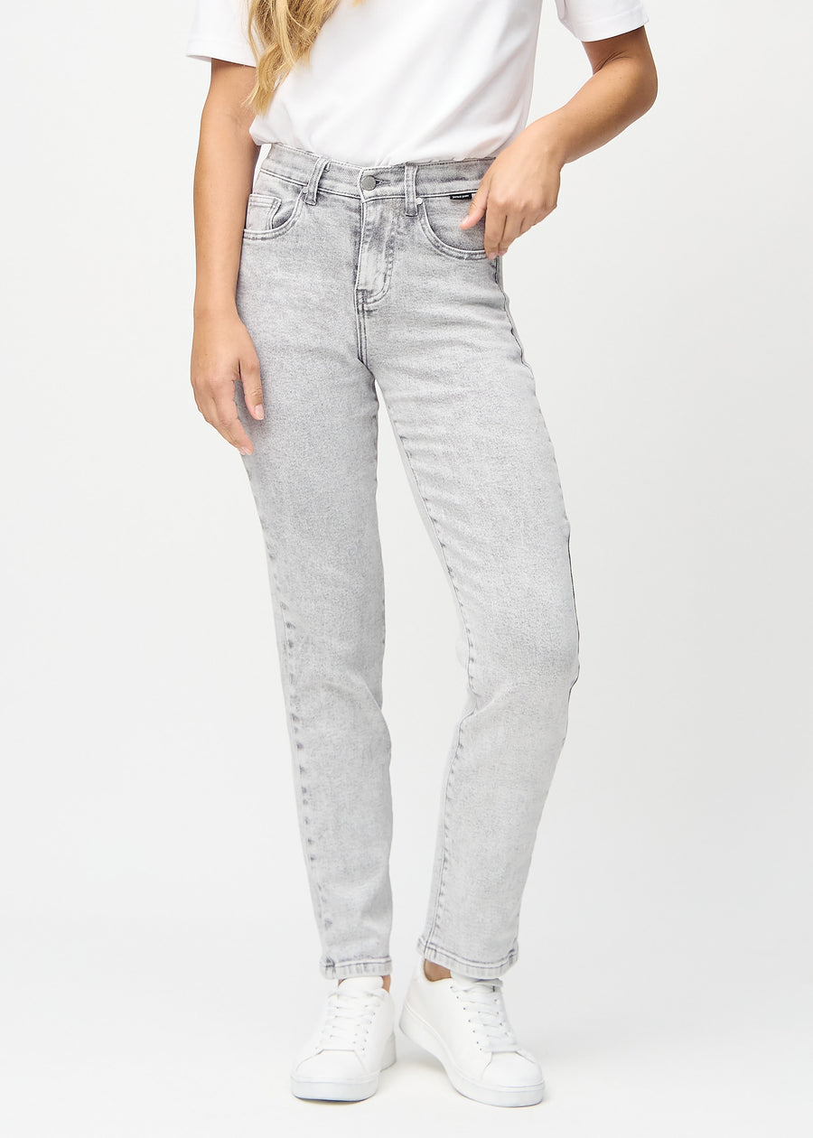 Regular-Jeans für Damen in Hellgrau, Farbe Ashes. Vorderansicht an einem Model, mit klassischem geradem Beinverlauf.