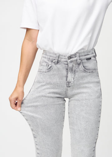 Regular-Jeans für Damen in Hellgrau, Farbe Ashes. Ein Model dehnt den Stoff am Oberschenkel, um den Stretch zu zeigen.