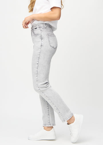 Regular-Jeans für Damen in Hellgrau, Farbe Ashes. Seitenansicht an einem Model.
