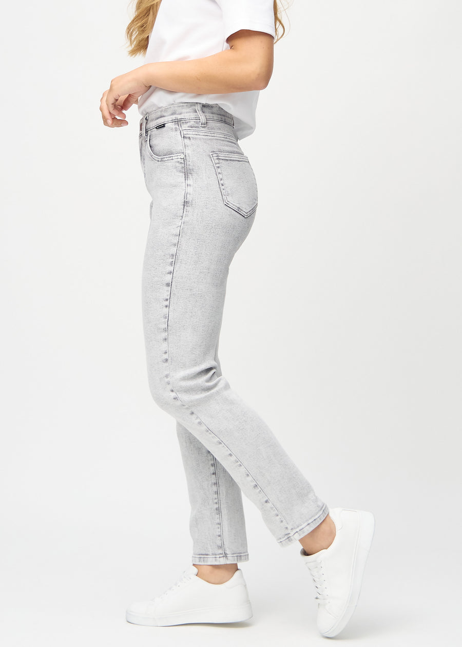 Regular-Jeans für Damen in Hellgrau, Farbe Ashes. Seitenansicht an einem Model.